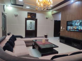Fully Serviced Holiday Homes Near Emporium Mall & Expo Center - Lahore - 8