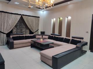 Fully Serviced Holiday Homes Near Emporium Mall & Expo Center - Lahore - 9