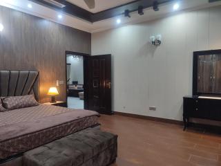 Fully Serviced Holiday Homes Near Emporium Mall & Expo Center - Lahore - 1