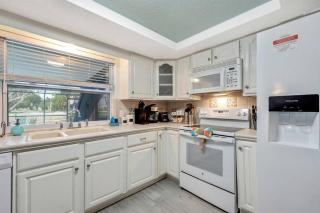 Cozy Oasis Screened Pool, Picturesque Canal Views! - 9