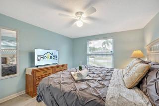 Cozy Oasis Screened Pool, Picturesque Canal Views! - 8