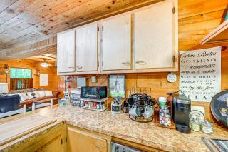 Patio and Fire Pit Charming Cabin in Roaring Gap! - Abshers - 1