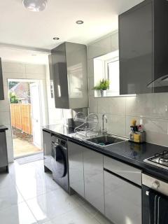 Spacious 3BR House - Contractors, Hospital, Family - Watford - 5