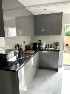 Spacious 3BR House - Contractors, Hospital, Family - Watford - 4