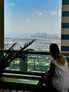 Luxurious Retreat with Stunning Marina & Palm View - 0