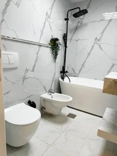 Luxurious Retreat with Stunning Marina & Palm View - Dubai - 8