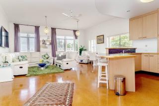 Spacious 2 Bed Apartment 300m to Beach - 0