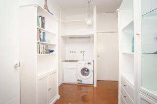 Spacious 2 Bed Apartment 300m to Beach - 7
