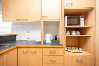 Spacious 2 Bed Apartment 300m to Beach - 6