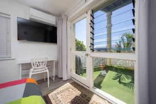 Spacious 2 Bed Apartment 300m to Beach - 3