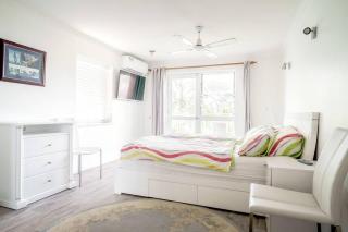 Spacious 2 Bed Apartment 300m to Beach - 2