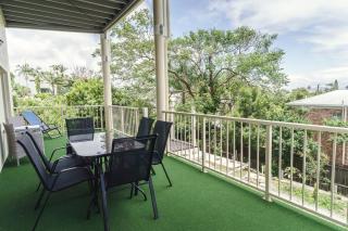 Spacious 2 Bed Apartment 300m to Beach - 1