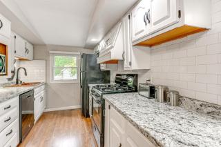 about 2 Mi to Downtown Bright Apt in Lansing! - 9