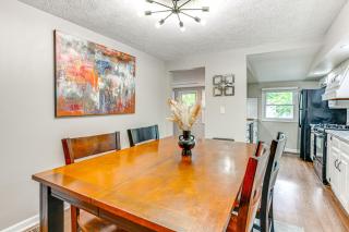 about 2 Mi to Downtown Bright Apt in Lansing! - 3