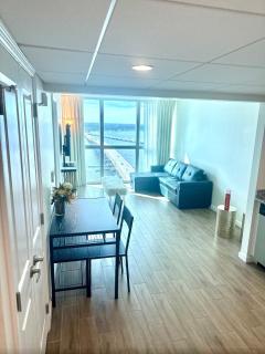 Luxe Waterfront Penthouse - 9