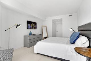 worthy Stylish Apt 4 ppl Pool & Water View - 9