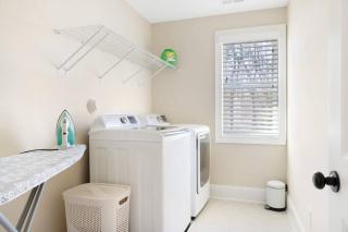 Spacious Family Getaway ~ Fire Pit~ Private Office - Raleigh - 3