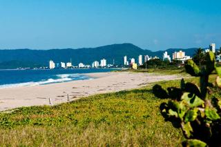 Apto a 100m da PRAIA, dois quartos, 2 bcw, sala de estar, Cozinha completa, Churrasqueira, Wi-Fi Ideal para famílias ou amigos viverem momentos inesquecíveis Reserve agora mesmo - Balneário Piçarras - 8