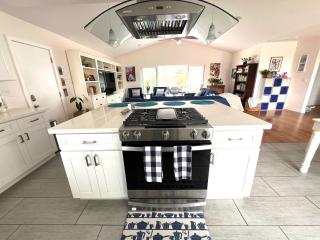 Family Friendly Retreat with Yard and Play Area, 2000 sq ft, AC, Fiber Optic WiFi - 8