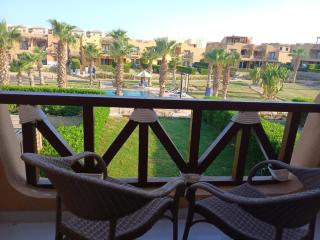 Mountain View Sokhna 1, steps to HEATED POOL" 4Rooms, Direct to Pool, 300 M to Beach & Dayra Camp, Families ONLY - 5