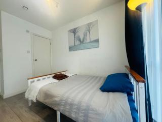 Cosy bedroom with private bathroom ensuite in London Canary Wharf E14 only 1 stop to Excel and O2 for short or long let in London Canary Wharf, less than an hour from Heathrow, Stansted and Gatwick airport - Londra - 8