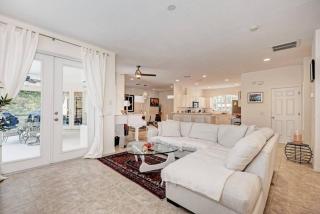 Exquisite modern home with pool - 10 min to beach - 1