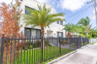Magical bright Apt 5min walking Design District apt 5 - 6