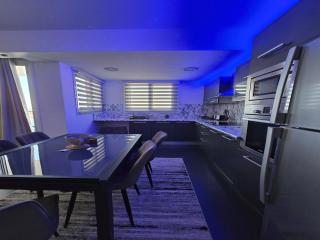 Golden Bay Deluxe Holiday Apartment - 3