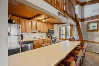 Hot Tub, Loft with Balcony, Great Views, 2 Bedrooms, 30 Plus Night Rentals Welcome - 3