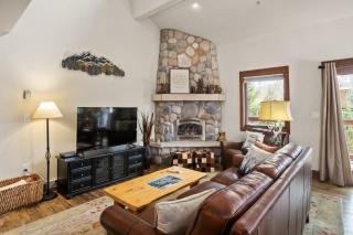 Hot Tubs, Washer & Dryer, Free Bus, Perfect for 3 Couples - 9