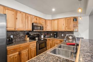Hot Tubs, Washer & Dryer, Free Bus, Perfect for 3 Couples - 2