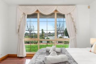 Coastal Comfort 4BR Vacation Home in Hallett Cove - 5