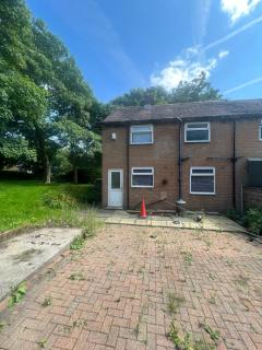 Cozy 3-Bedroom House in Bolton, Huge Garden - 8