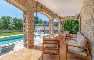 4 Bedroom Cozy Home In Cabrunici - 2