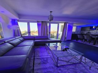 Golden Bay Deluxe Holiday Apartment - 0