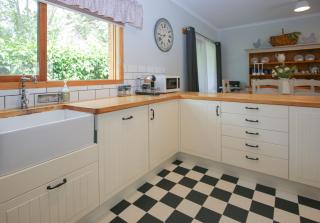 Bright Country Home - 4