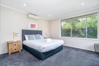 Elegant 4 Bedroom Home in Chifley - Hosted by Canstay - 2