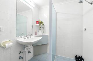 Urban Oasis Chic CBD Suite with WiFi - Walkable - Adelaide - 7