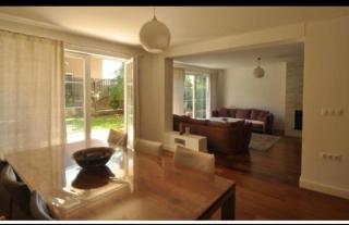 Three Bedroom Family Home with Garden - Prishtinë - 0