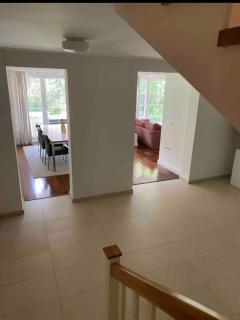 Three Bedroom Family Home with Garden - Prishtinë - 1