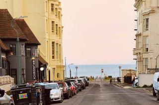 Beachfront 2-Bedroom Garden Flat with Hot Tub, Sleeps 8 - Brighton & Hove - 0
