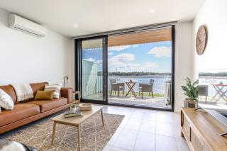 Elegant Bay Side 1-Bed Apartment with Views - Batemans Bay - 0