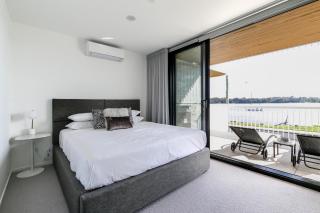 Bayfront Holiday Retreat with Parking - Batemans Bay - 0