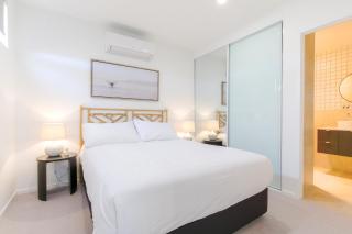 Elegant 2-Bed Apartment with Incredible Bay Views - Batemans Bay - 3