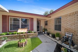 Family and Pet Friendly Stay - 15 Min to Downtown Six Flags SeaWorld very close to hospitals - 7