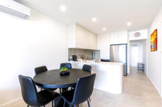 Glorious 2-Bed with Waterside Balcony Views - Batemans Bay - 6