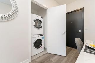 Luxury 1BR King Bed Unit - Private Balcony - Kitchener - 1