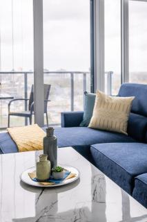 1BR Modern Condo - King Bed and Stunning City View - 4