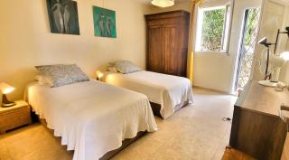 "La Colombe sous les Oliviers" Gîte jusqu'à 4 personnes - 75m2 - Sur Boooking - Rez de jardin Piscine Vue mer et lac - Spéracèdes - 1