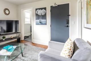 Modern 1BR Apartment - James South - Hamilton - 2